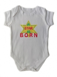 Body s krátkým rukávem a nápisem "A star is born". 