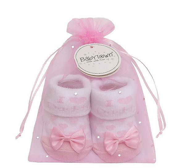 Růžový doplněk kojeneckého oblečení, kojenecké ponožky s mašličkou a nápisem v dárkovém balení